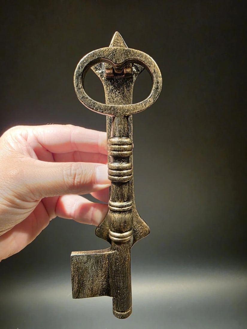 Antique Brass Vintage Style Cast Iron Key Door Knocker: Title: Antique Brass Vintage Style Cast Iron Key Door Knocker Description: 8" Long x 2" wide Nice heavy quality reproduction cast iron door knocker! As you can see this is a solid iron key door