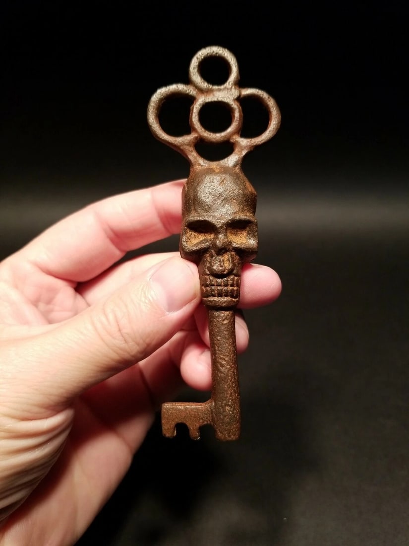 Cast Iron Skull Skeleton Key - 10