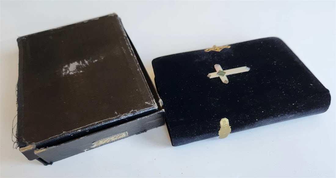1900s GERMAN HYMNAL antique VELVET BINDING w/ MOTHER OF PEARL DECORATION - 4