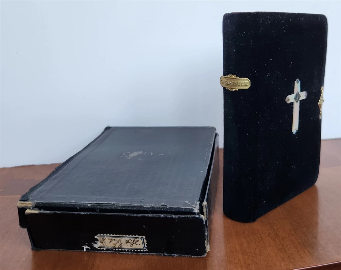 1900s GERMAN HYMNAL antique VELVET BINDING w/ MOTHER OF PEARL DECORATION - 5
