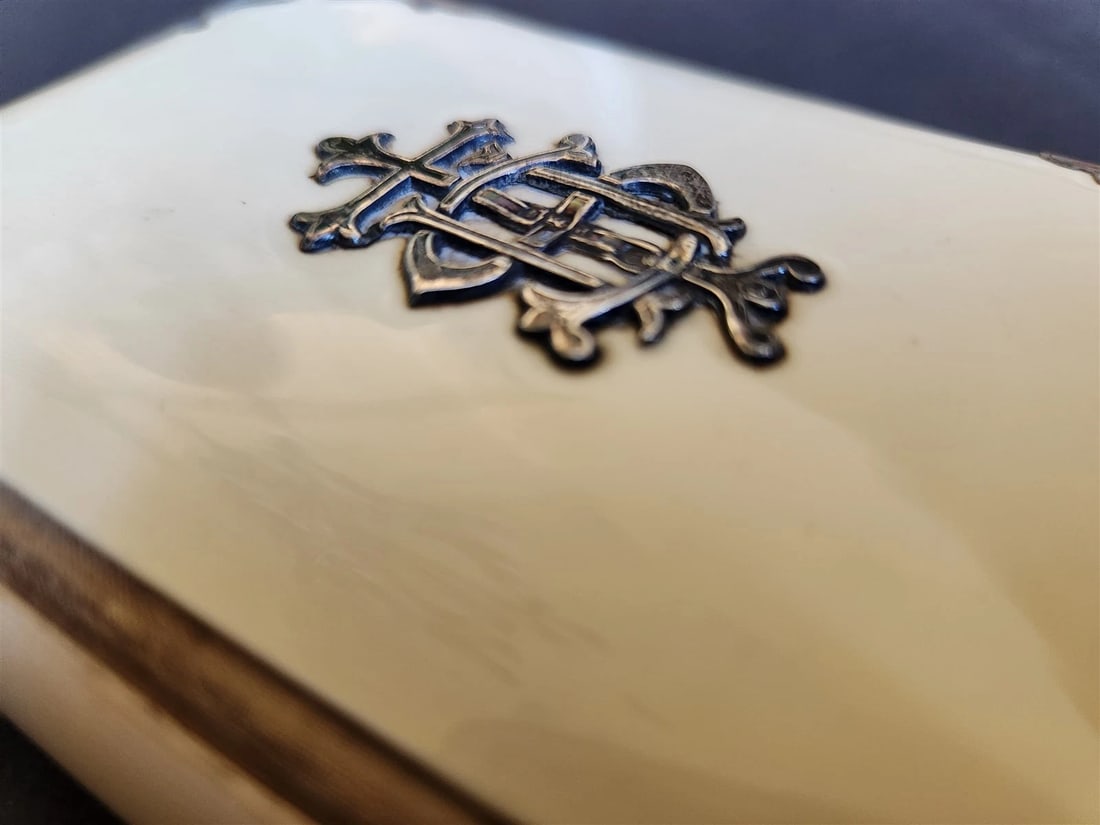 1880s COMMON PRAYER BOOK in ENGLISH antique SILVER DECORATED BINDING - 4