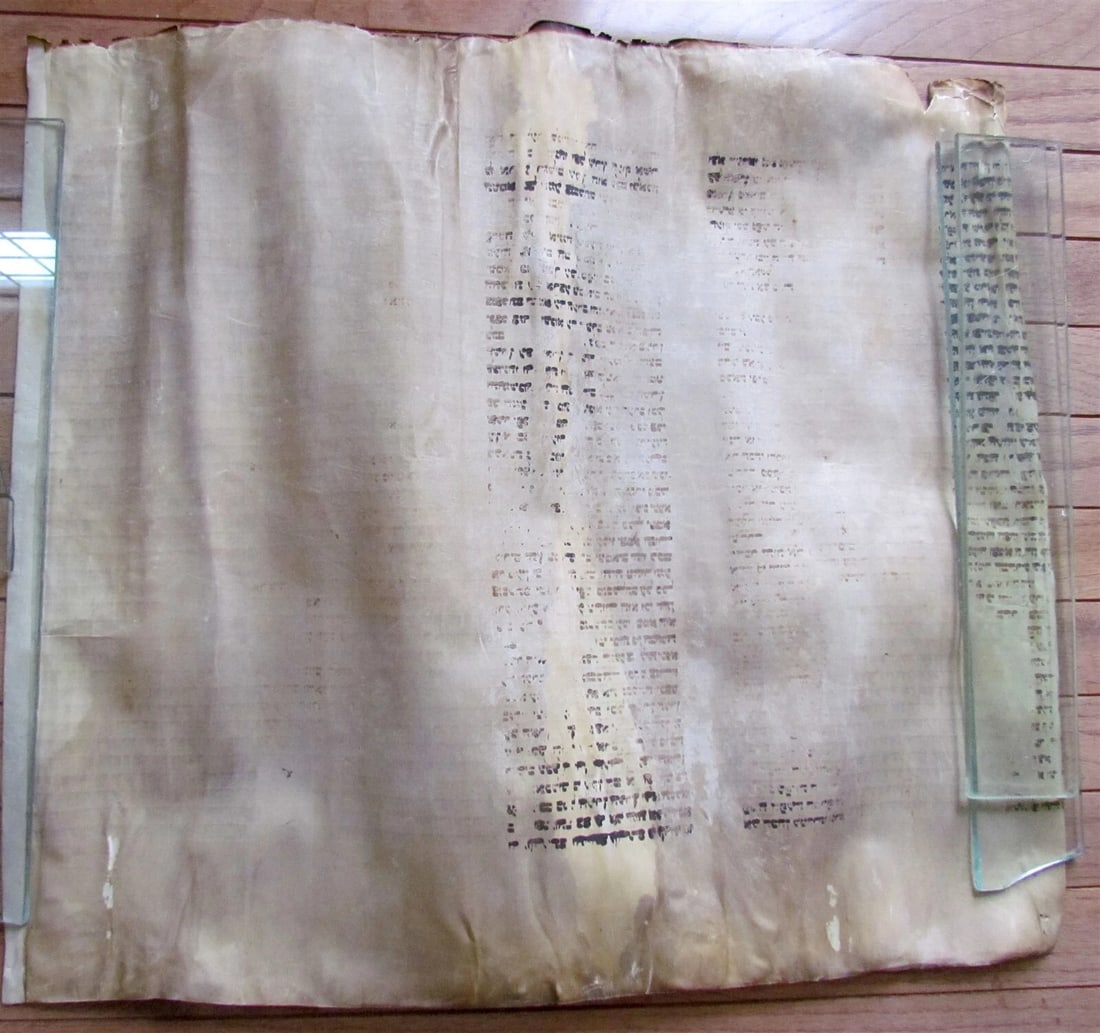 TORAH SCROLL FRAGMENT MANUSCRIPT VELLUM ANTIQUE BIBLE LEVITICUS 8:17-11:22 - 5