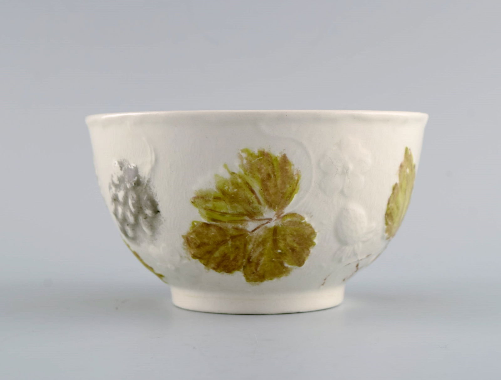 Davenport, England. Bowl in cream-colored porcelain with flowers and foliage in relief. Early 20th - 2