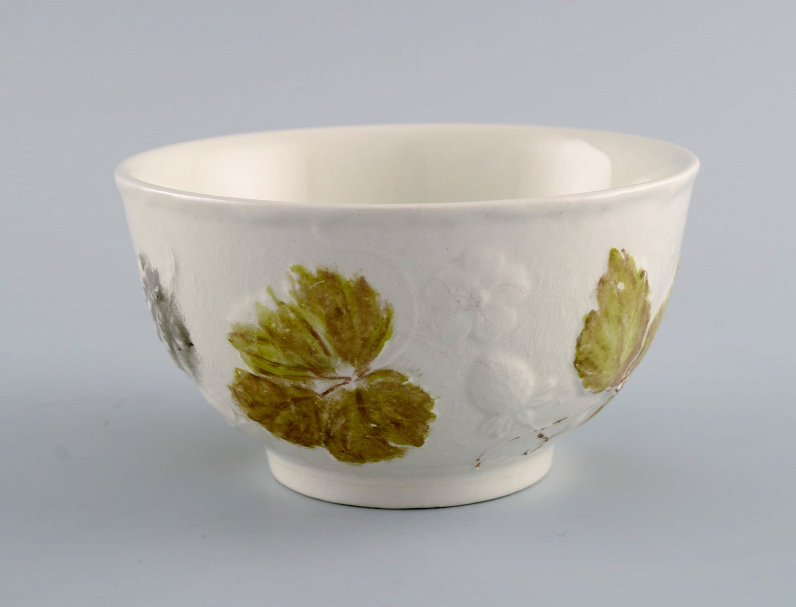 Davenport, England. Bowl in cream-colored porcelain with flowers and foliage in relief. Early 20th - 4