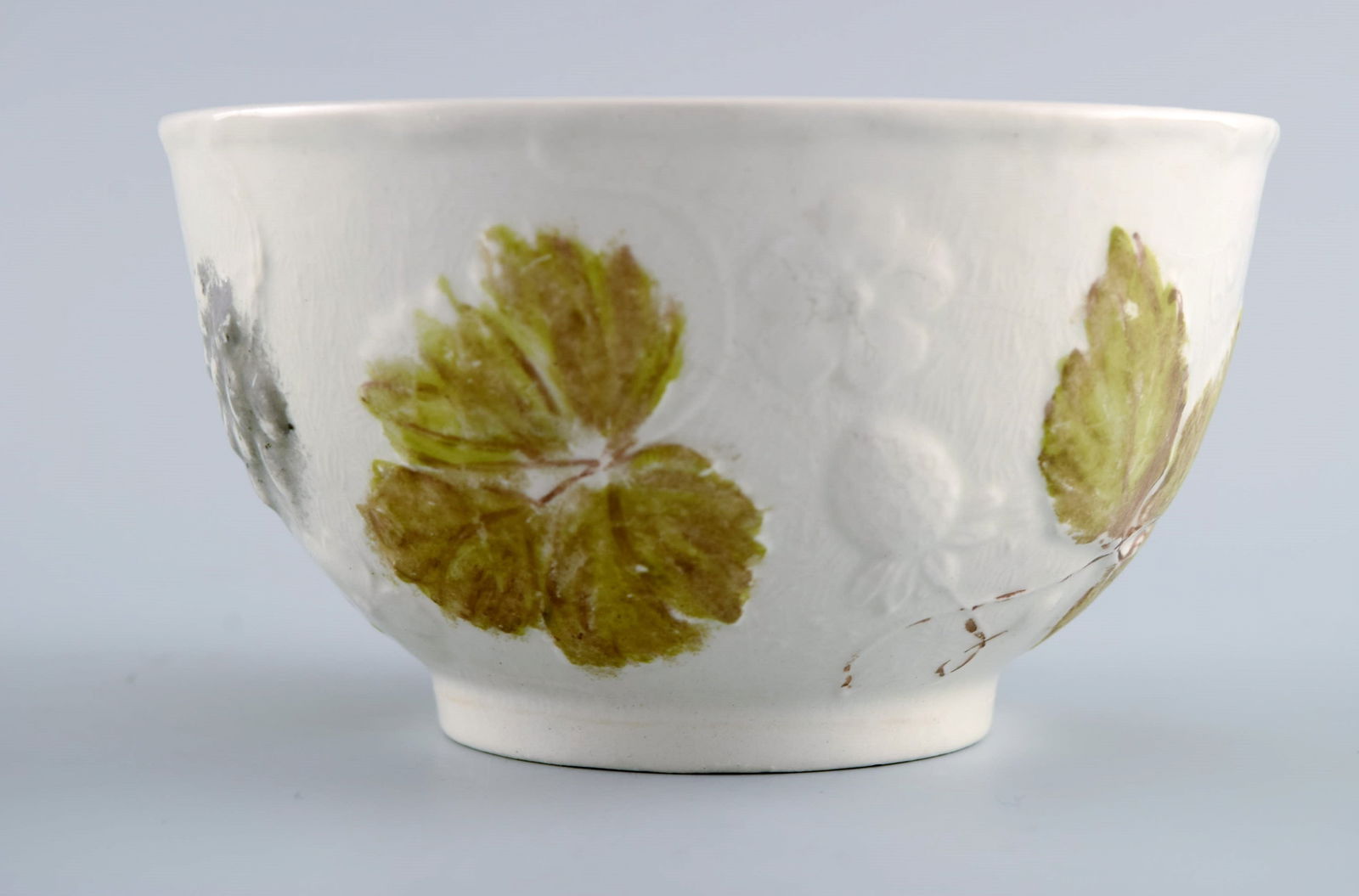 Davenport, England. Bowl in cream-colored porcelain with flowers and foliage in relief. Early 20th - 5