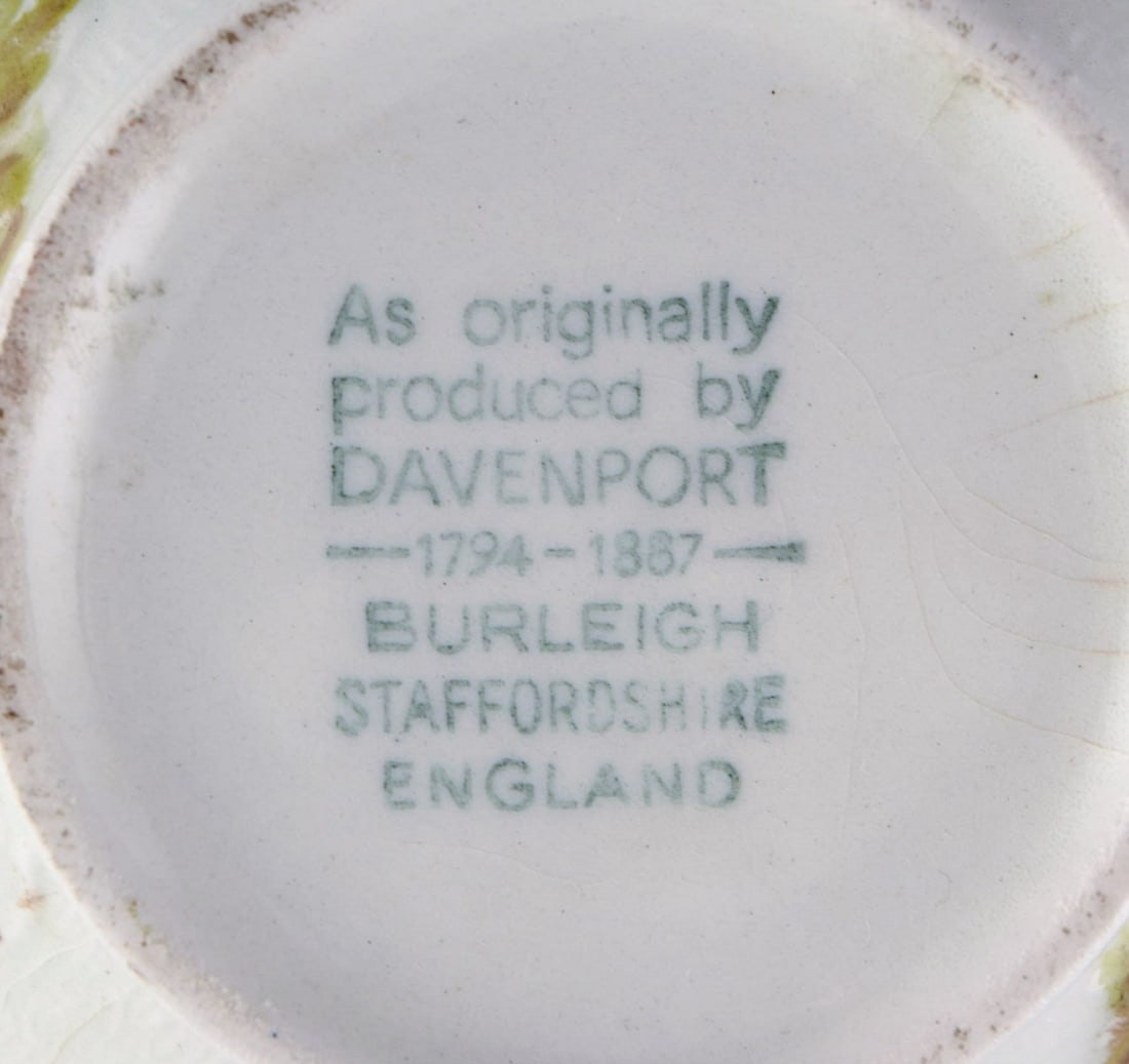 Davenport, England. Bowl in cream-colored porcelain with flowers and foliage in relief. Early 20th - 6