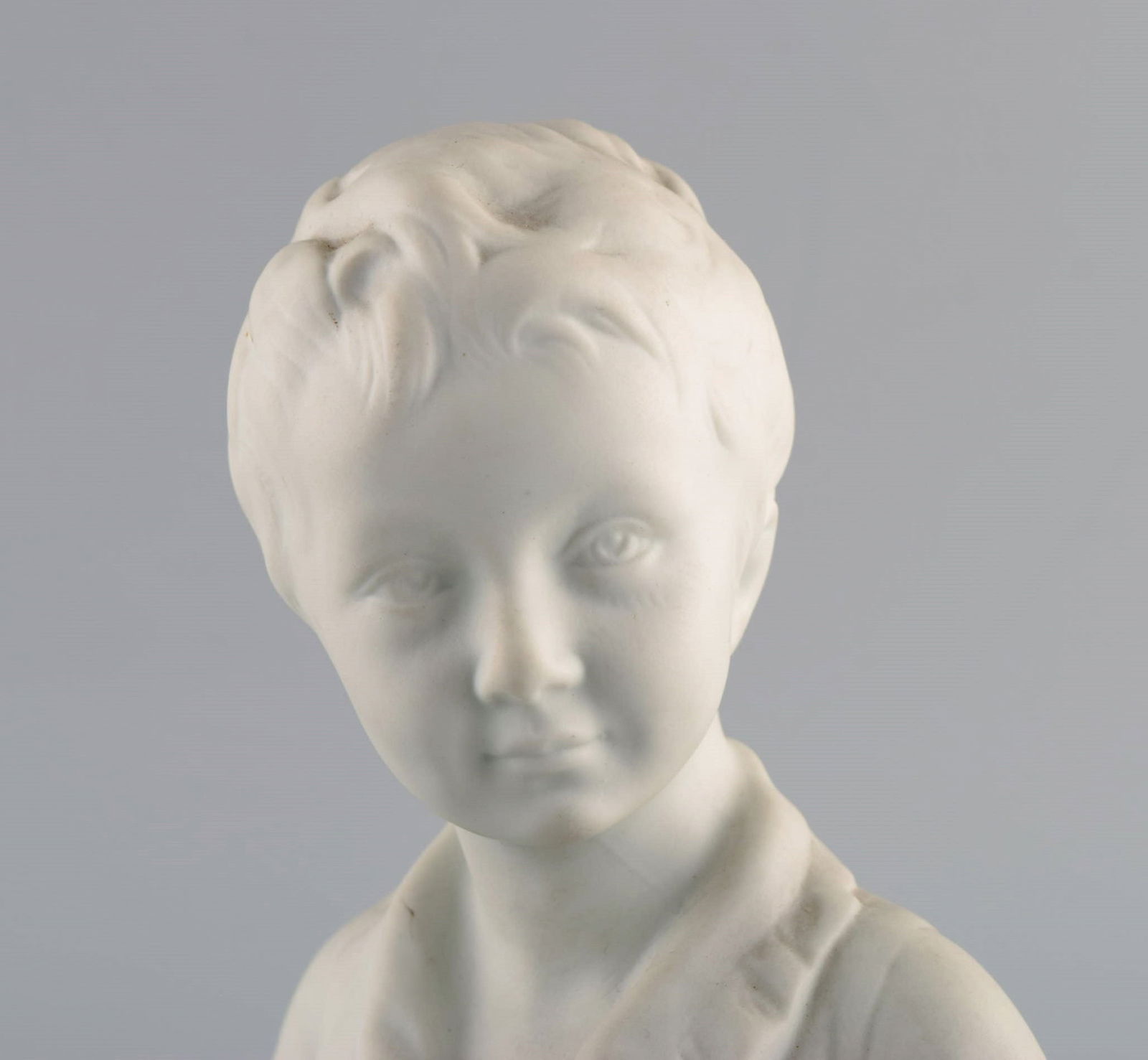 Limoges France. Two child busts in biscuit. Stand with dark blue glaze and gold edges. Classic - 6