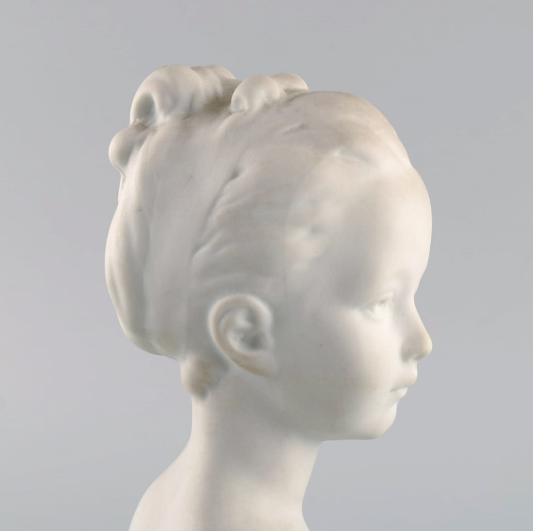 Limoges France. Two child busts in biscuit. Stand with dark blue glaze and gold edges. Classic - 8