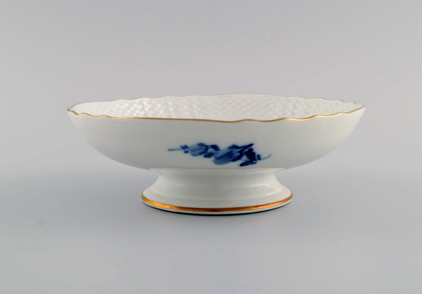 Royal Copenhagen Blue Flower Curved bowl on base with gold edge. 1970s. Model number 10/1532. - 2
