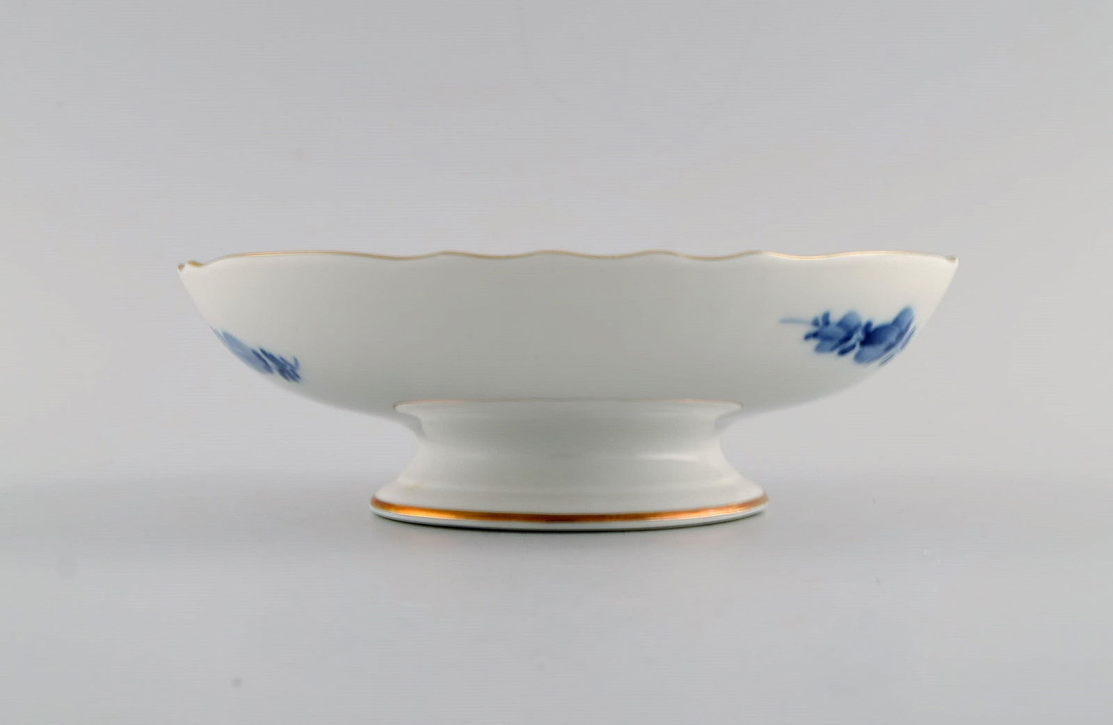 Royal Copenhagen Blue Flower Curved bowl on base with gold edge. 1970s. Model number 10/1532. - 3