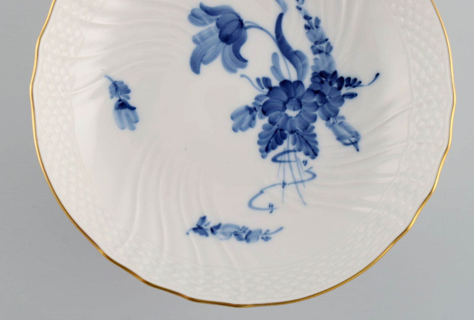Royal Copenhagen Blue Flower Curved bowl on base with gold edge. 1970s. Model number 10/1532. - 5