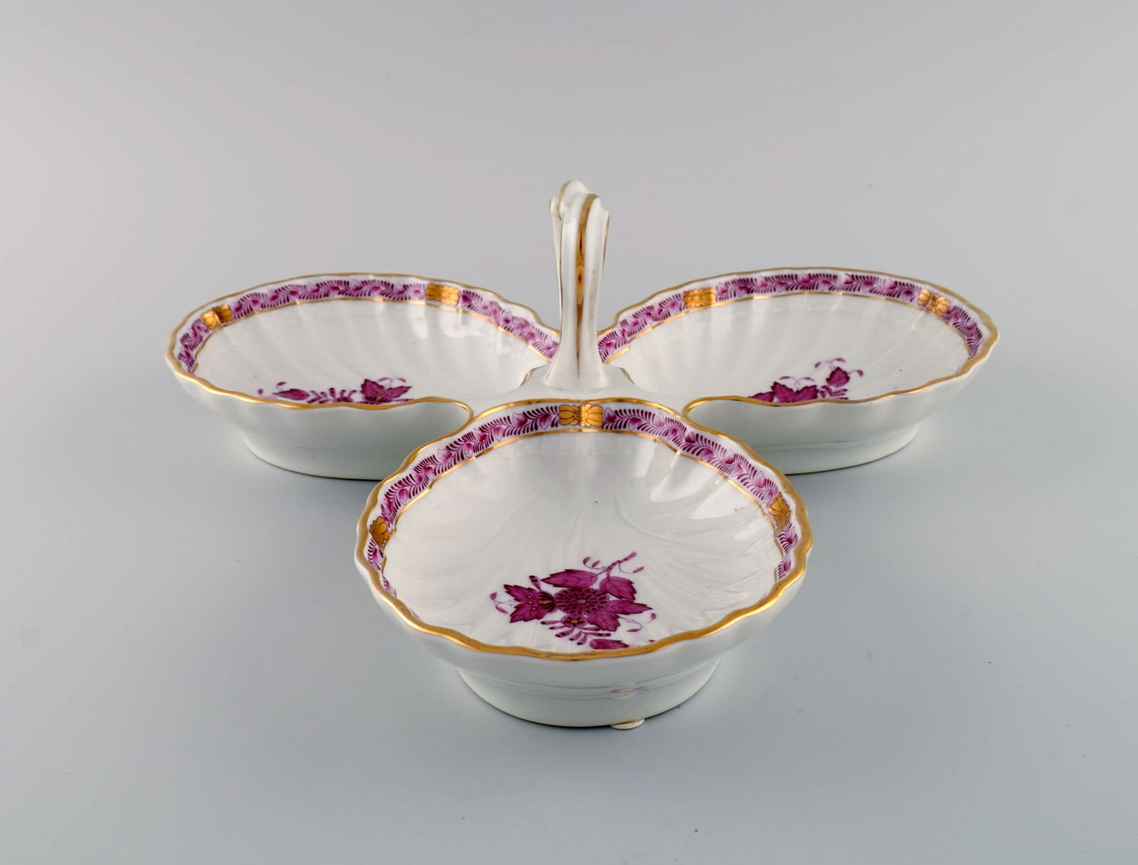 Herend Chinese Bouquet Raspberry. Three-part serving dish with handle in hand-painted porcelain. - 2