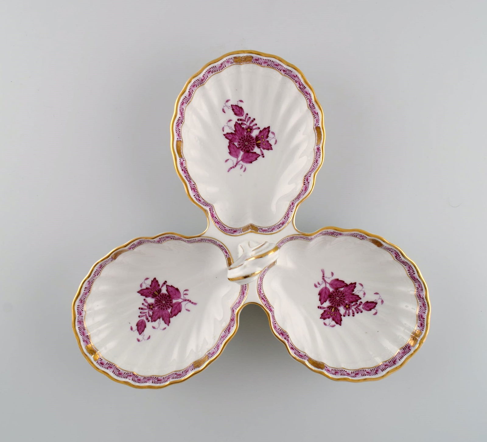 Herend Chinese Bouquet Raspberry. Three-part serving dish with handle in hand-painted porcelain. - 4