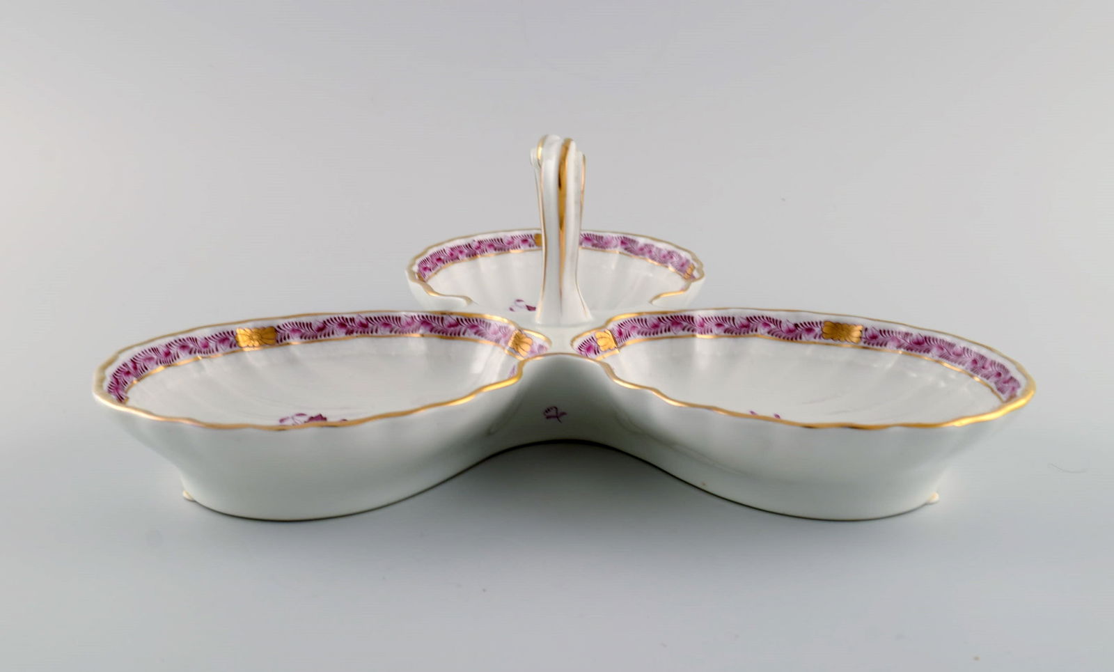 Herend Chinese Bouquet Raspberry. Three-part serving dish with handle in hand-painted porcelain. - 7