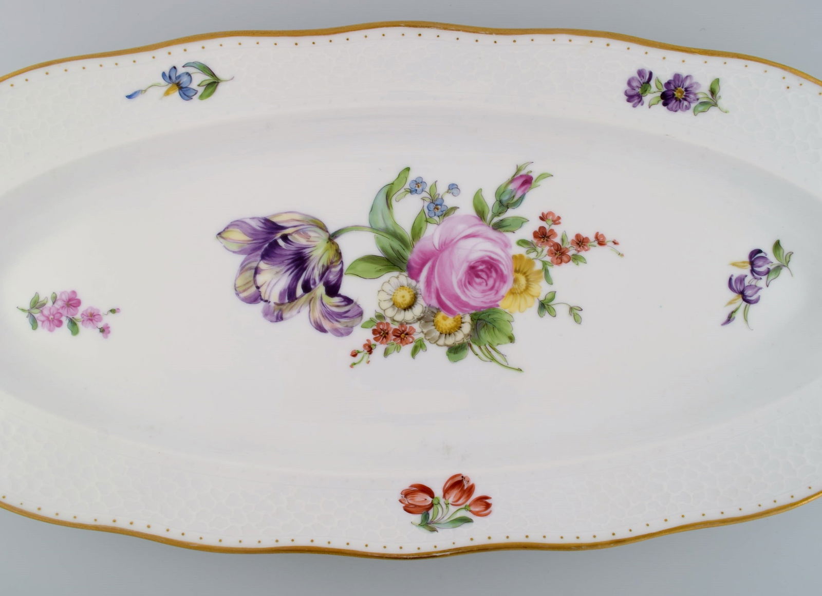Royal Copenhagen Saxon Flower. Colossal porcelain fish dish with hand-painted flowers and gold edge. - 2