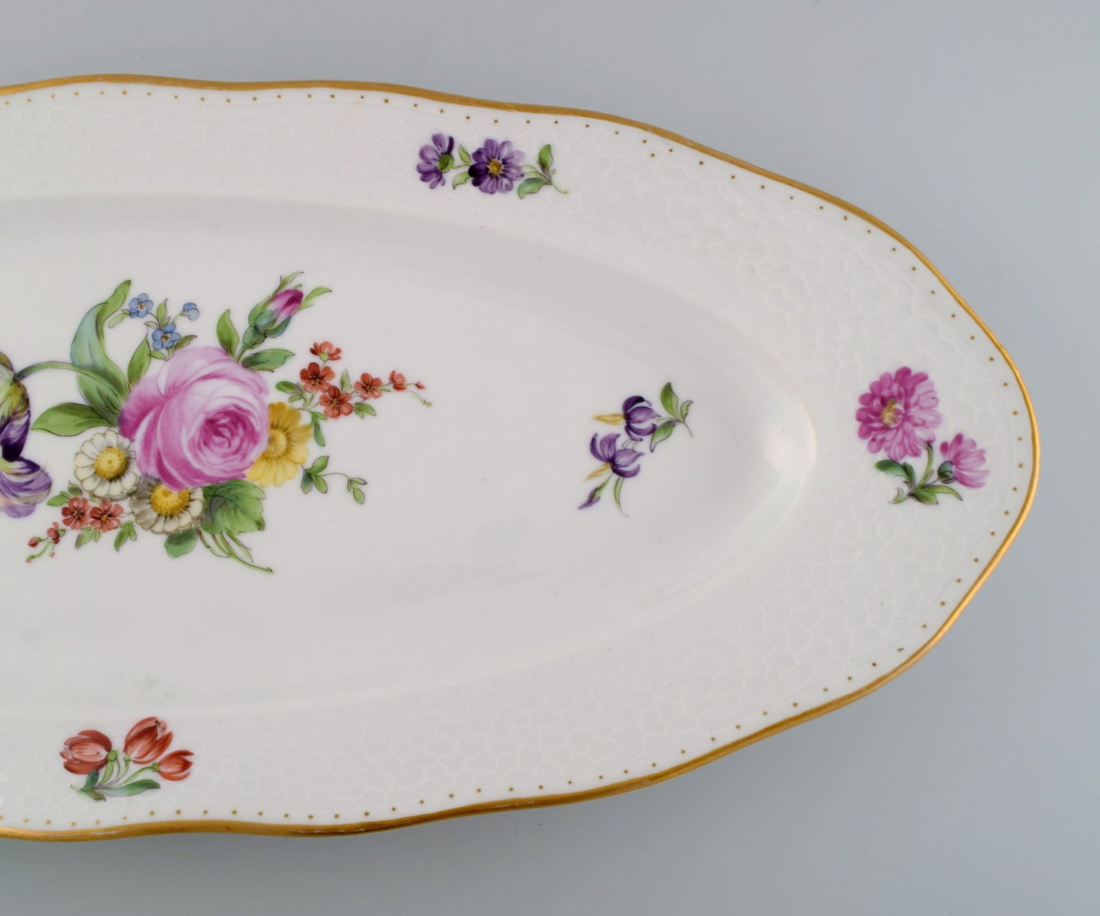 Royal Copenhagen Saxon Flower. Colossal porcelain fish dish with hand-painted flowers and gold edge. - 3