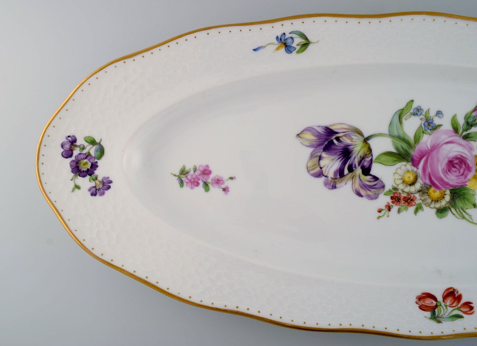 Royal Copenhagen Saxon Flower. Colossal porcelain fish dish with hand-painted flowers and gold edge. - 4