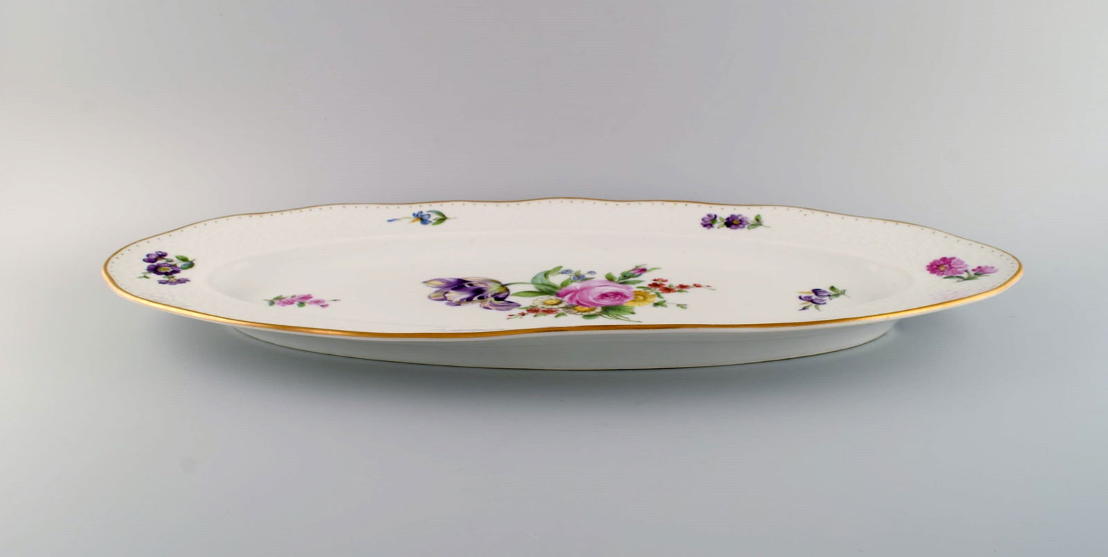 Royal Copenhagen Saxon Flower. Colossal porcelain fish dish with hand-painted flowers and gold edge. - 6
