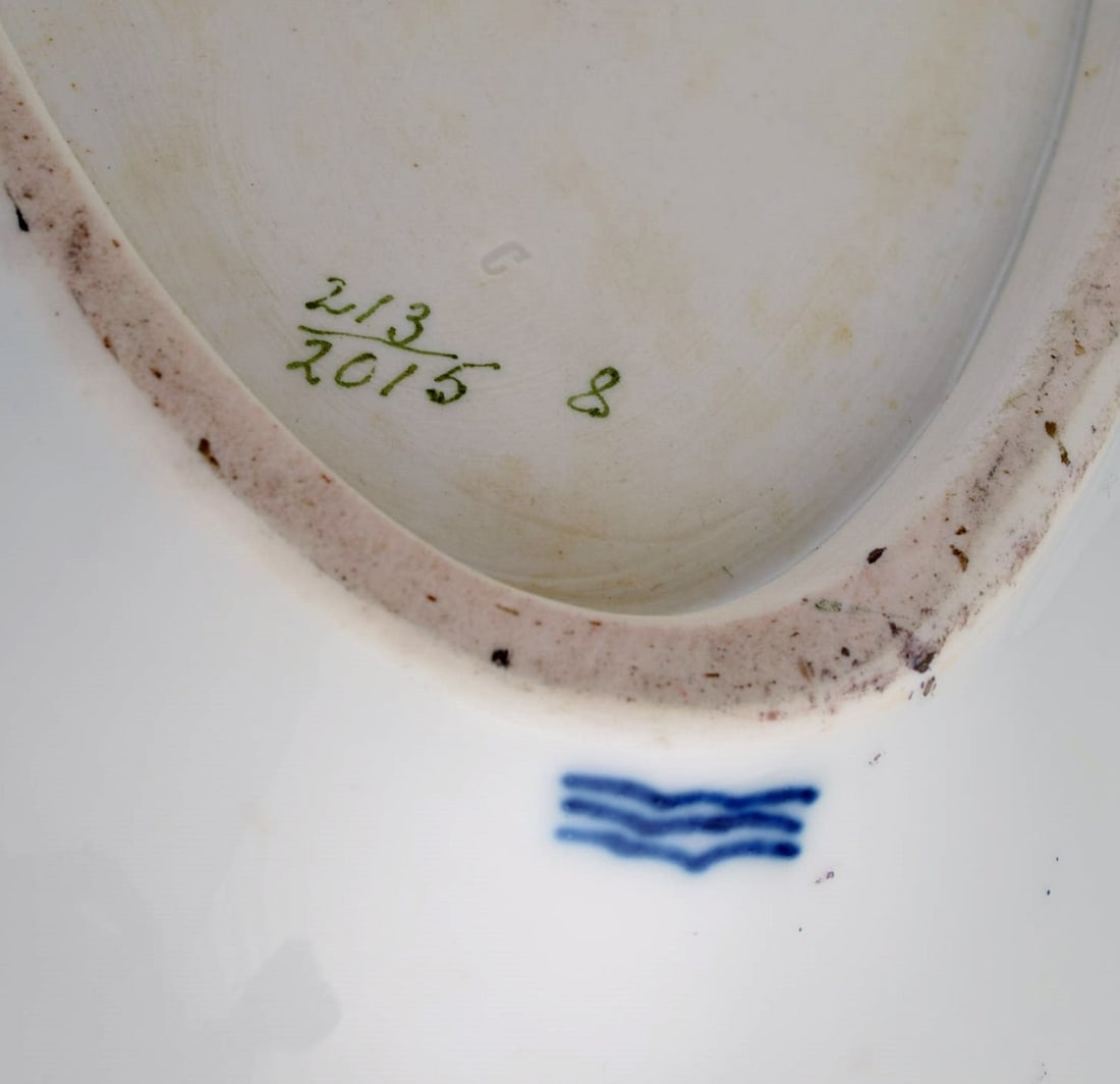 Royal Copenhagen Saxon Flower. Colossal porcelain fish dish with hand-painted flowers and gold edge. - 7