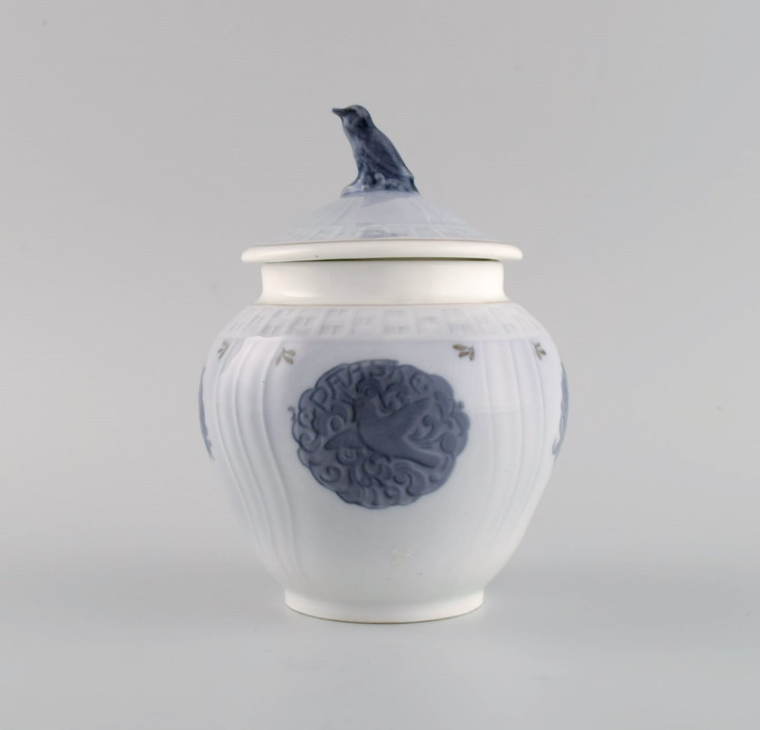 Royal Copenhagen Easter lidded jar in hand-painted porcelain. lid knob modeled as a bird. Dated: Title: Royal Copenhagen Easter lidded jar in hand-painted porcelain. lid knob modeled as a bird. Dated 1919. Description: Royal Copenhagen Easter lidded jar in hand-painted porcelain. lid knob modeled