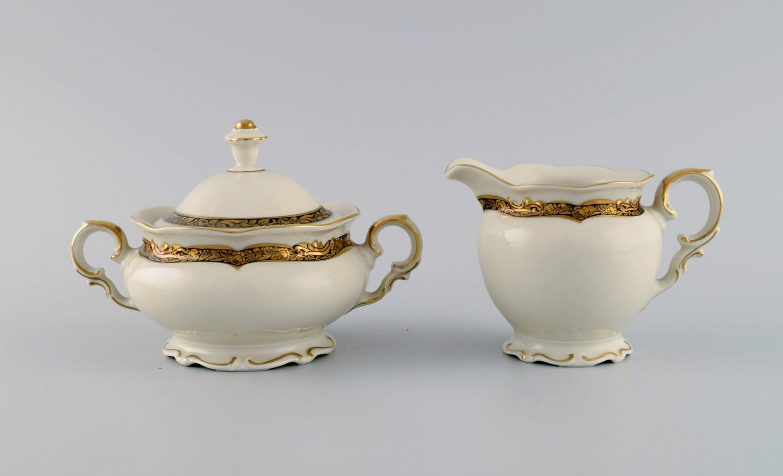 KPM, Berlin. Royal Ivory tea service in cream-colored porcelain with gold decoration for six people. - 2