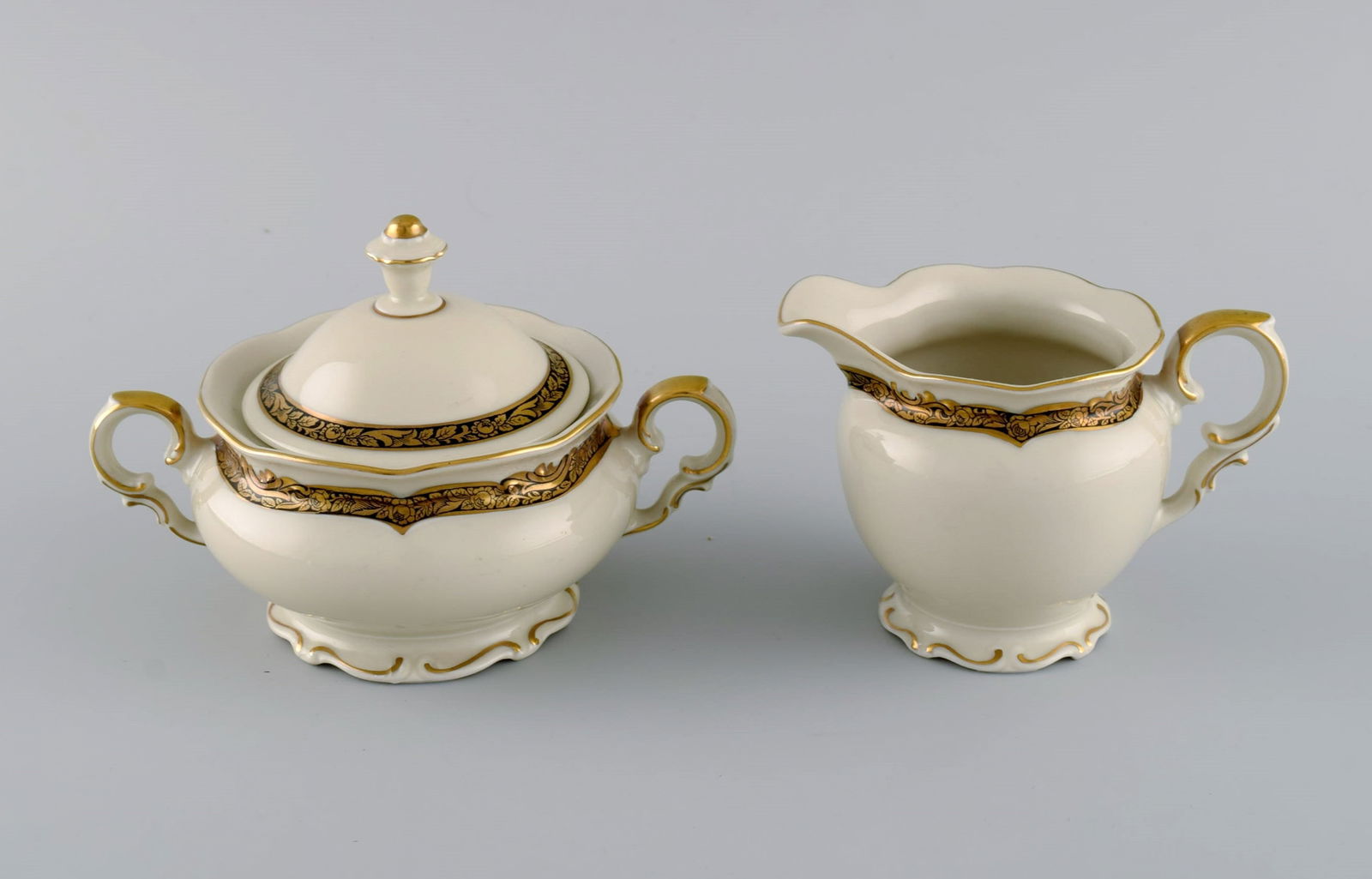 KPM, Berlin. Royal Ivory tea service in cream-colored porcelain with gold decoration for six people. - 3