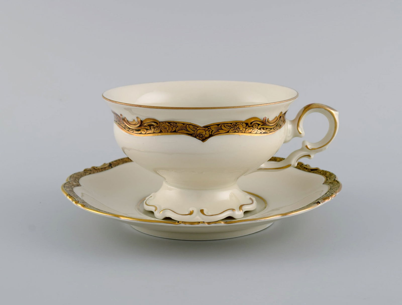 KPM, Berlin. Royal Ivory tea service in cream-colored porcelain with gold decoration for six people. - 4