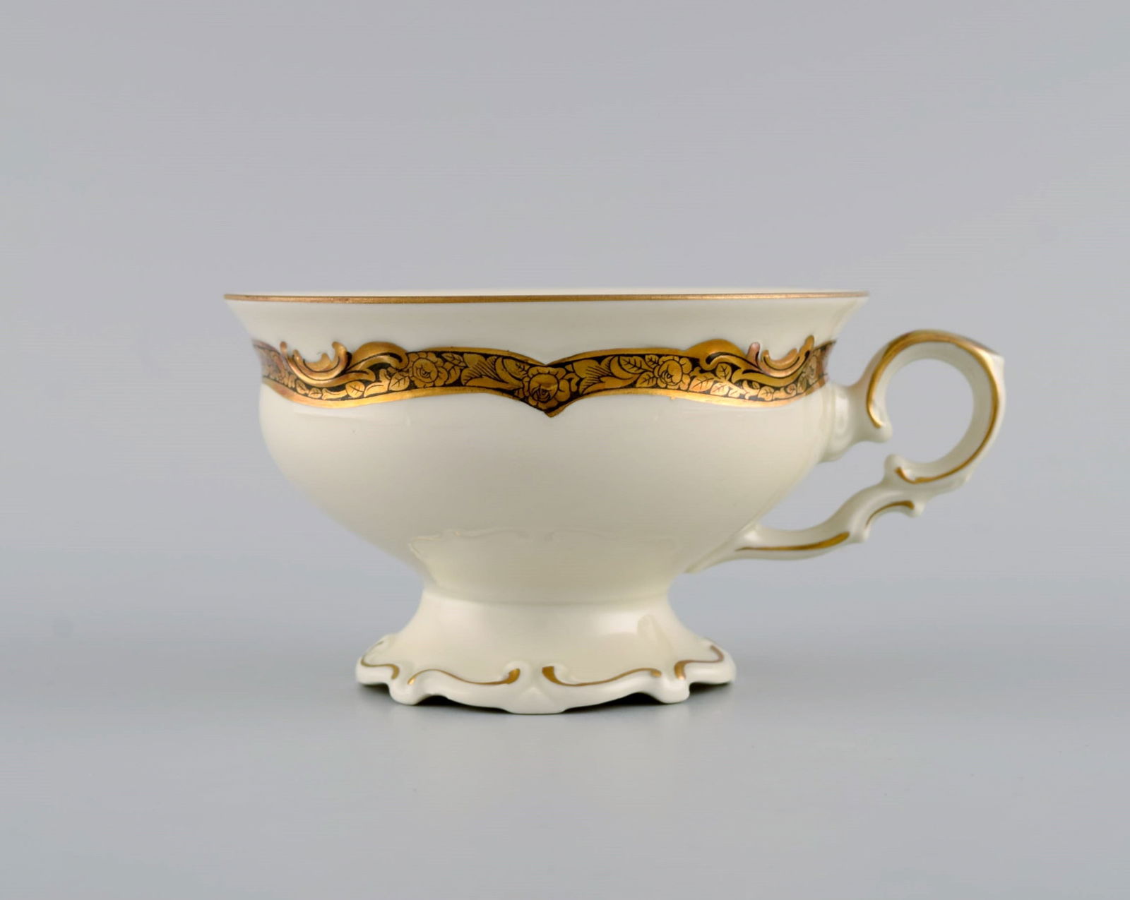 KPM, Berlin. Royal Ivory tea service in cream-colored porcelain with gold decoration for six people. - 5