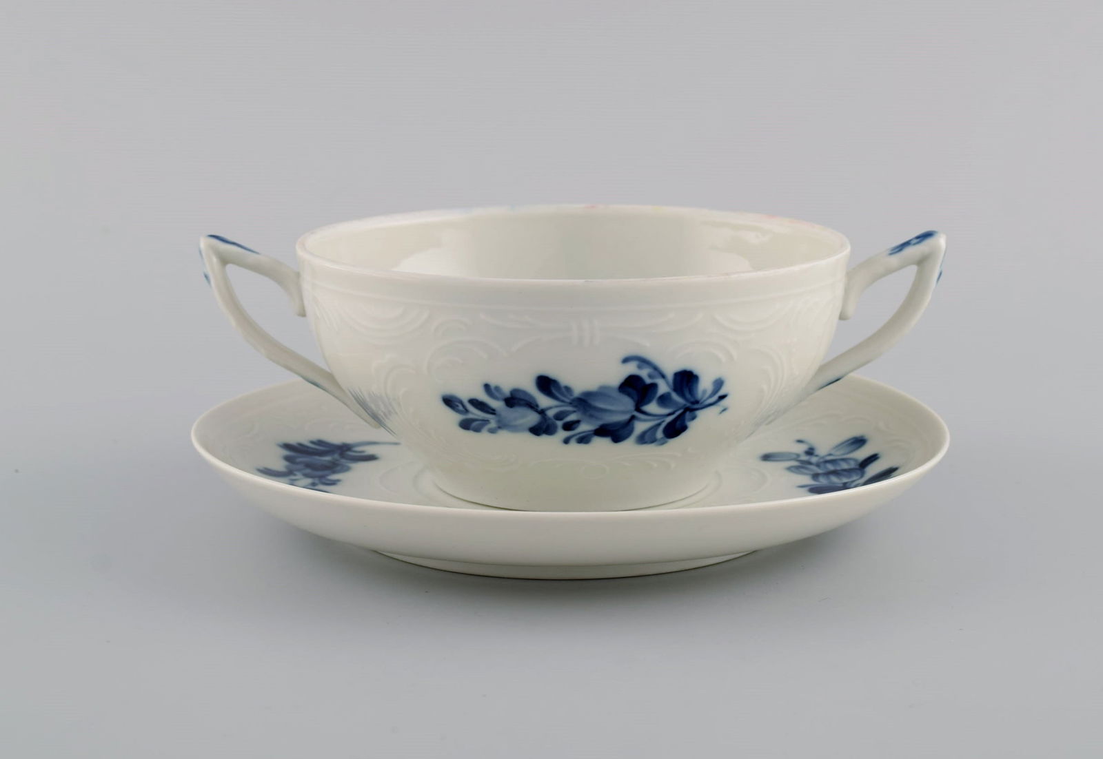 Six Royal Copenhagen Blue Flower bouillon cups with saucers. Early 20th century. - 2