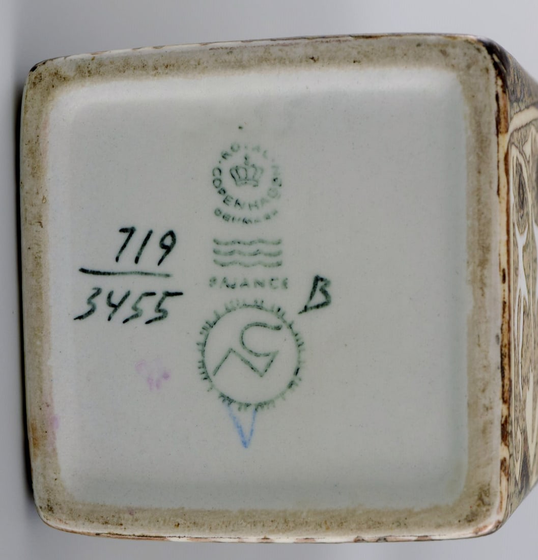 Nils Thorsson and Johanne Gerber for Aluminia, Royal Copenhagen. Two Baca vases decorated with birds - 7