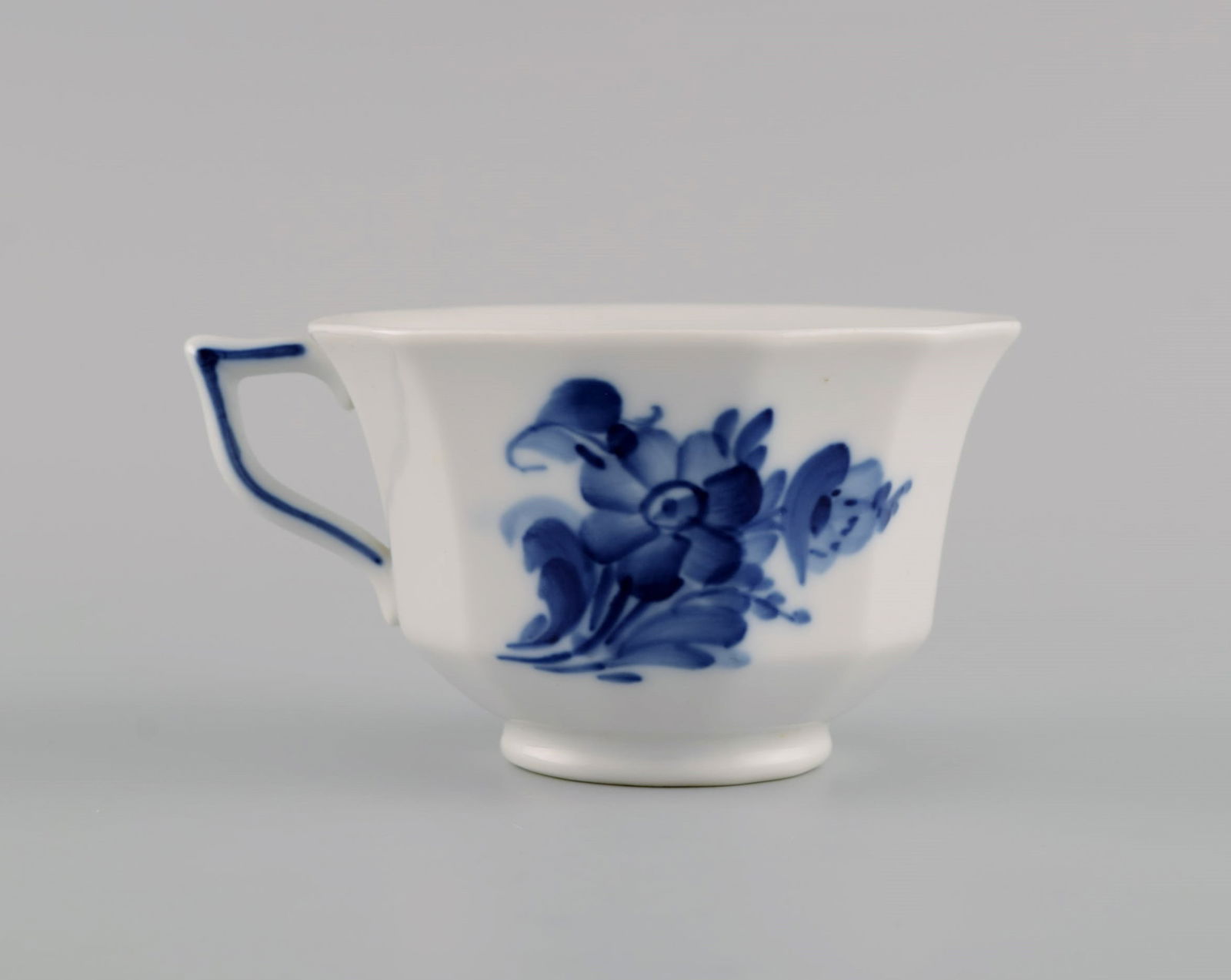 Royal Copenhagen Blue Flower Angular. Six coffee cups with saucers and six plates. Mid-20th century. - 4
