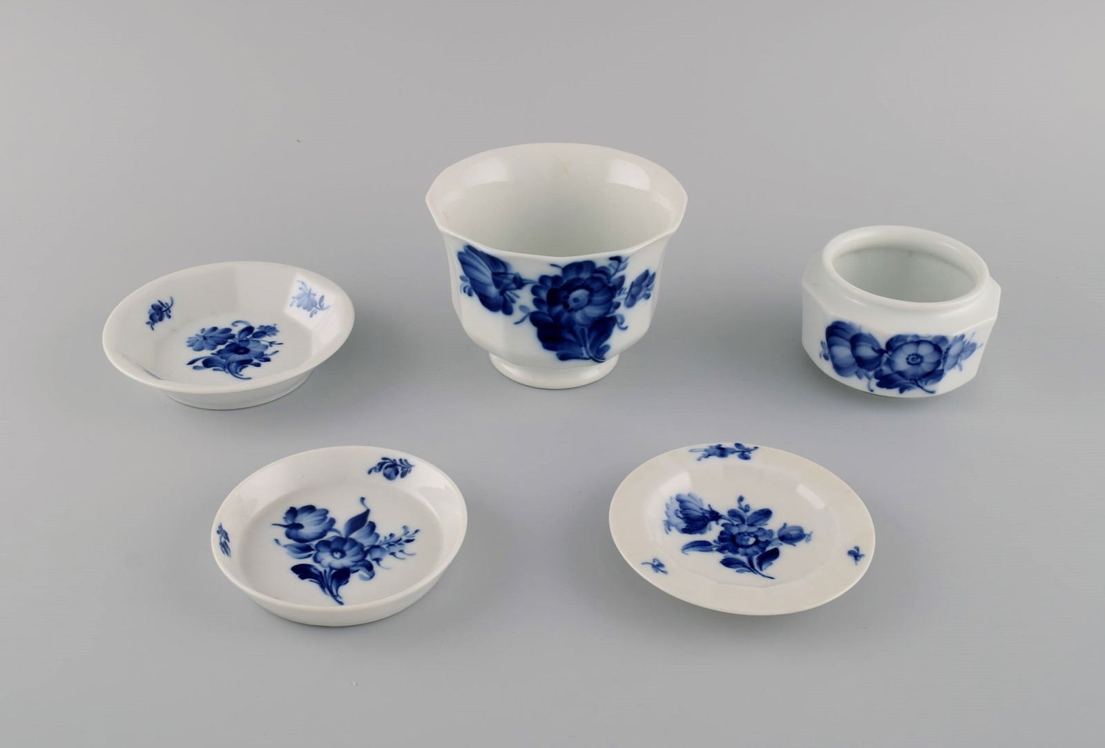 Royal Copenhagen Blue Flower Angular. Two bowls and three small dishes. (1 of 6)