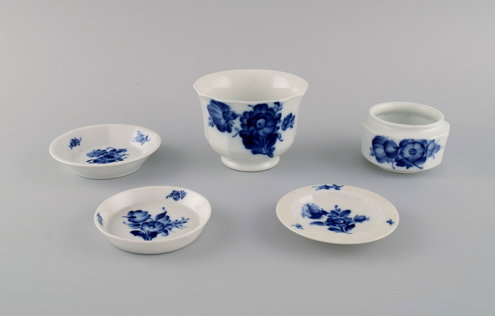 Royal Copenhagen Blue Flower Angular. Two bowls and three small dishes. - 2