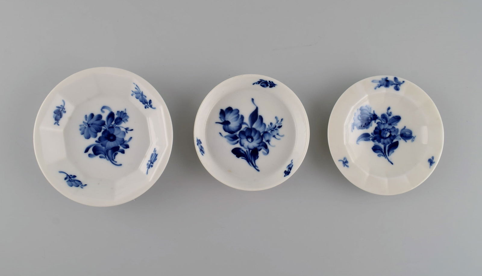 Royal Copenhagen Blue Flower Angular. Two bowls and three small dishes. - 3