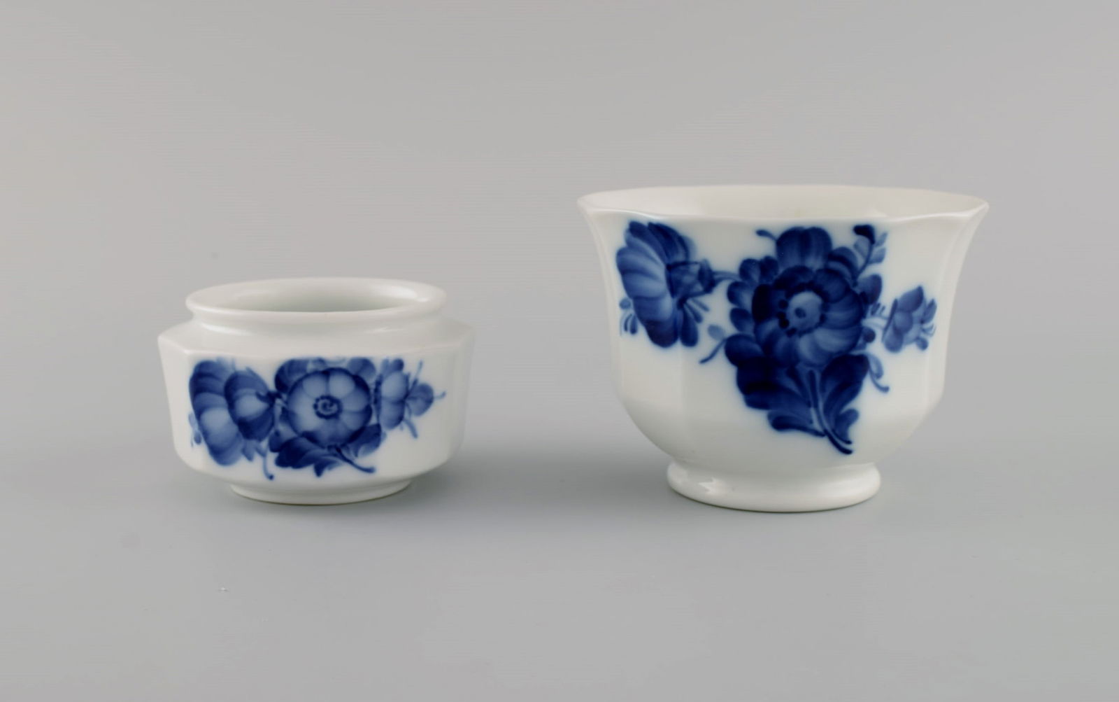 Royal Copenhagen Blue Flower Angular. Two bowls and three small dishes. - 4