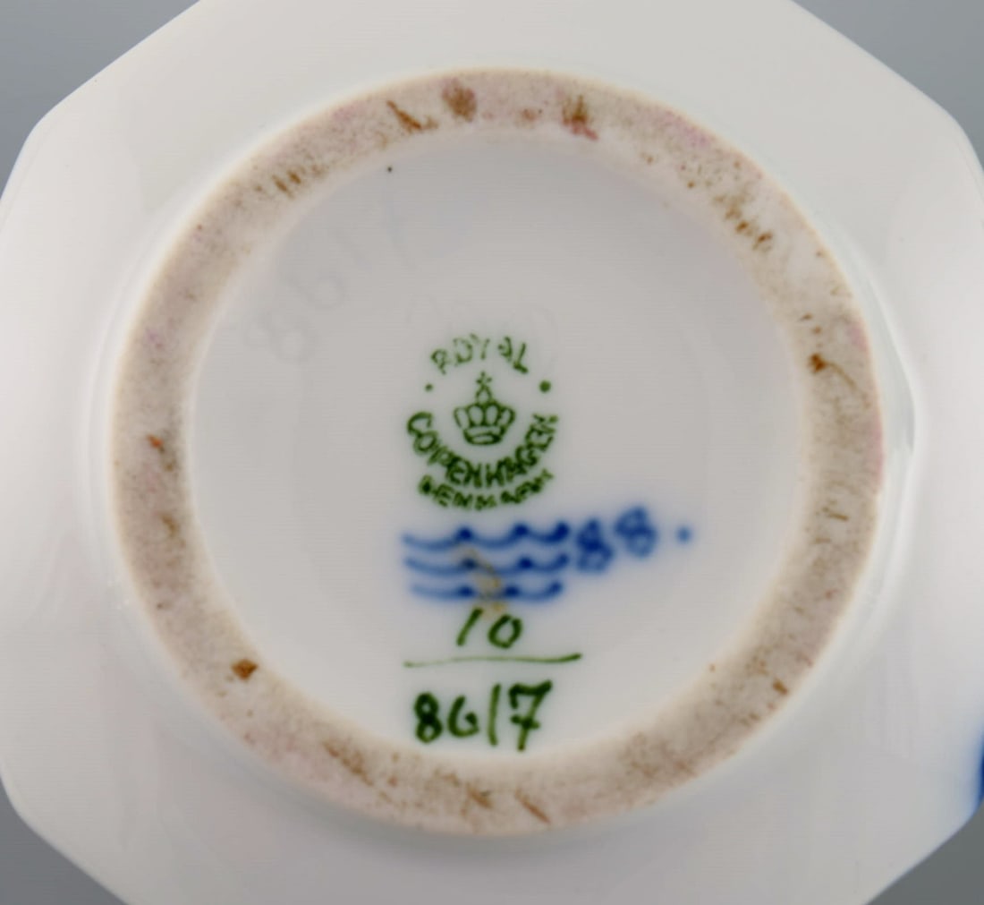 Royal Copenhagen Blue Flower Angular. Two bowls and three small dishes. - 6