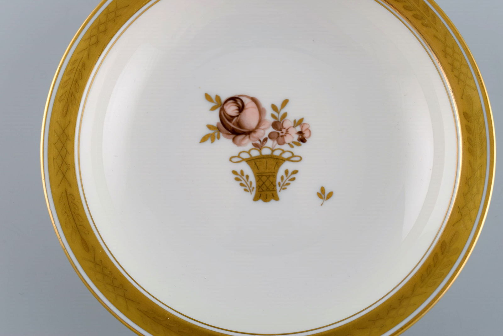 Six Royal Copenhagen Golden Basket porcelain bowls with flowers and gold decoration. 1960s. - 5