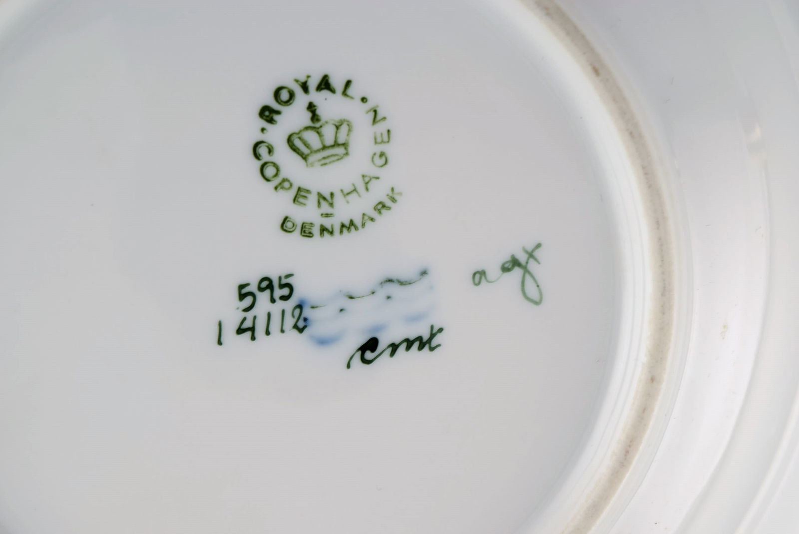 Six Royal Copenhagen Golden Basket porcelain bowls with flowers and gold decoration. 1960s. - 6