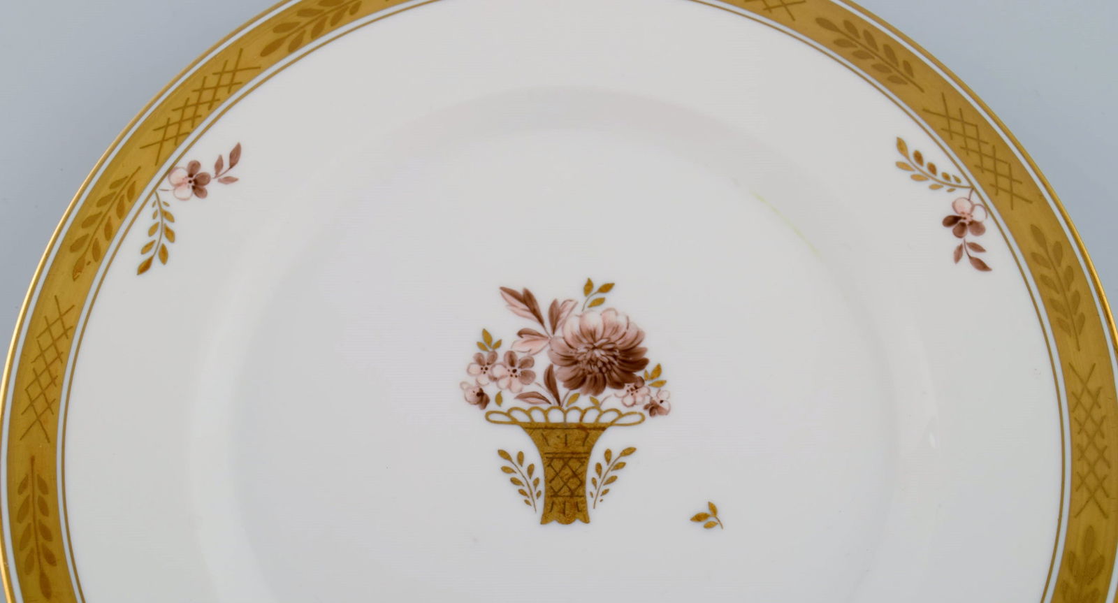 10 Royal Copenhagen Golden Basket dinner plates in hand-painted porcelain with flowers and gold - 3