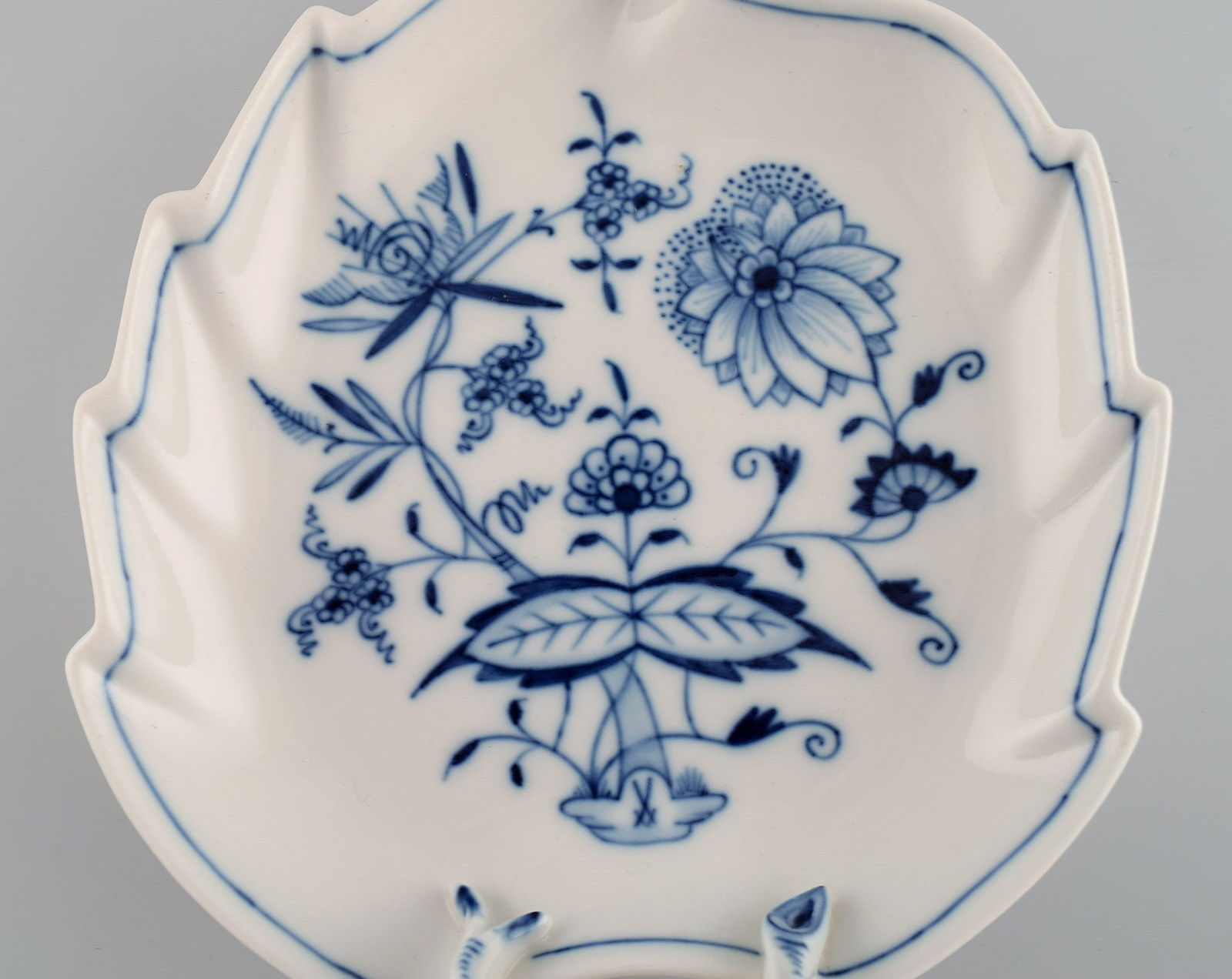 Leaf-shaped Meissen Blue Onion dish in hand-painted porcelain. Early 20th century. - 2