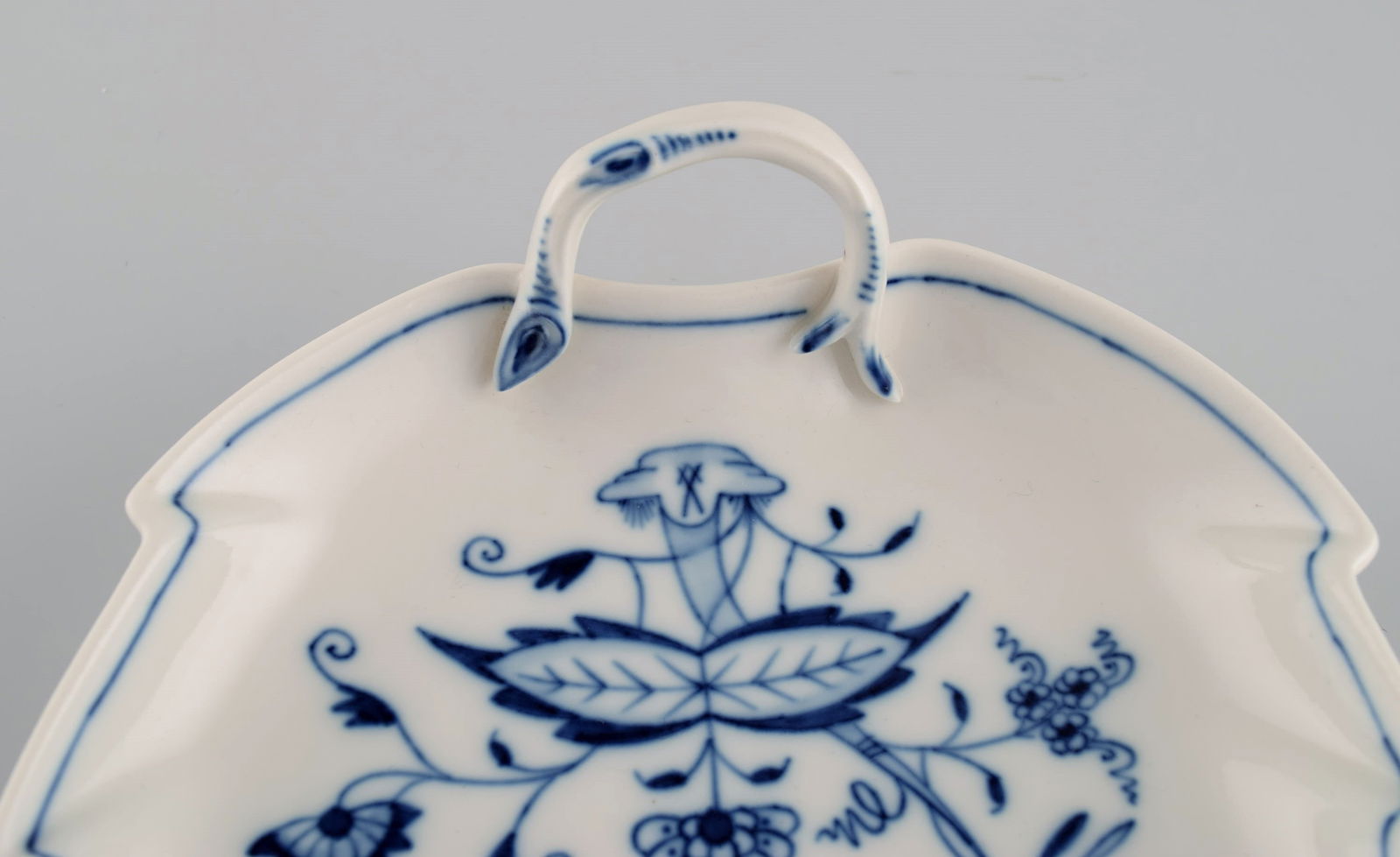 Leaf-shaped Meissen Blue Onion dish in hand-painted porcelain. Early 20th century. - 3