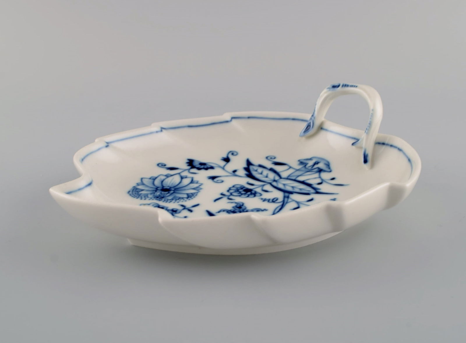 Leaf-shaped Meissen Blue Onion dish in hand-painted porcelain. Early 20th century. - 4