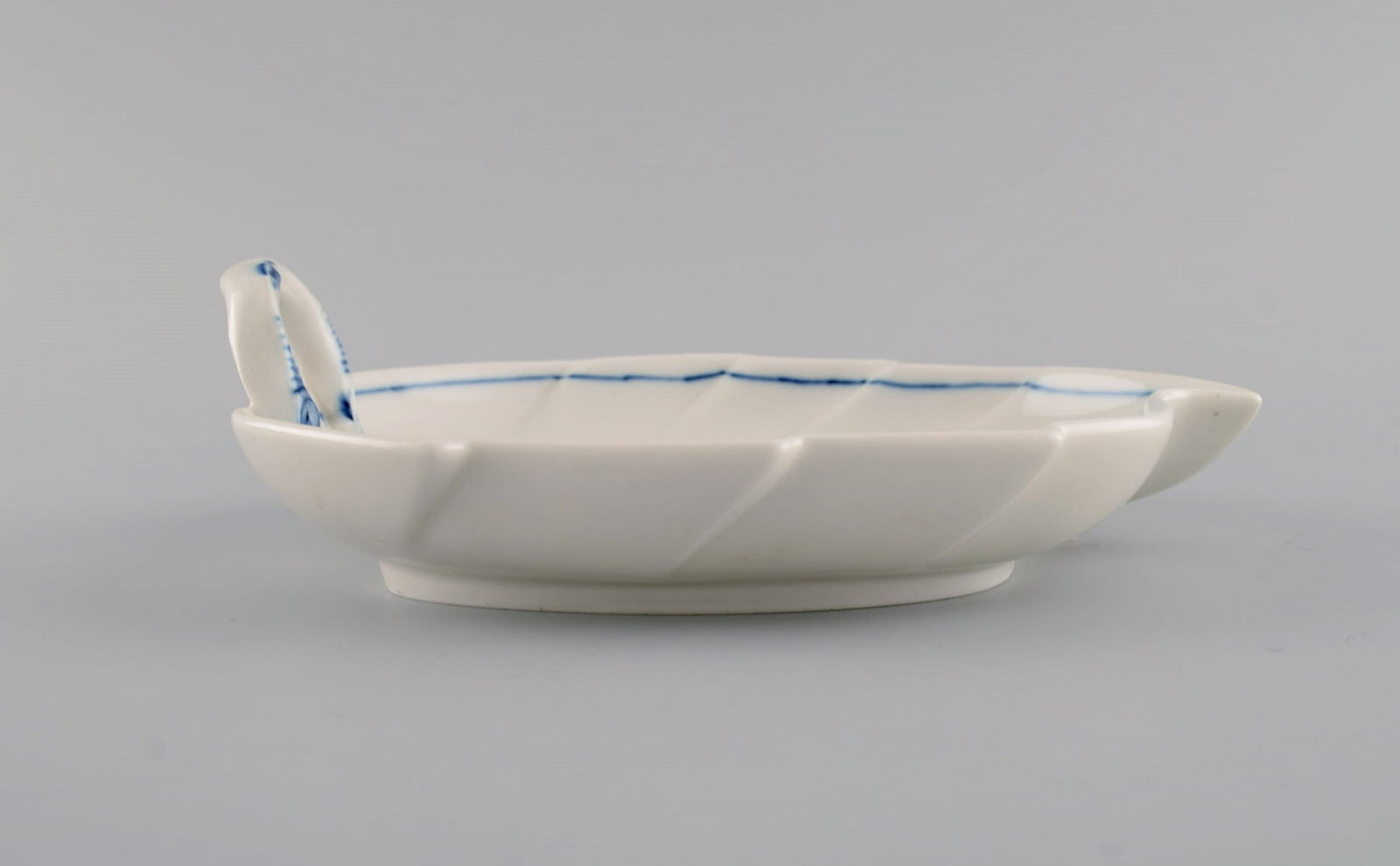 Leaf-shaped Meissen Blue Onion dish in hand-painted porcelain. Early 20th century. - 5