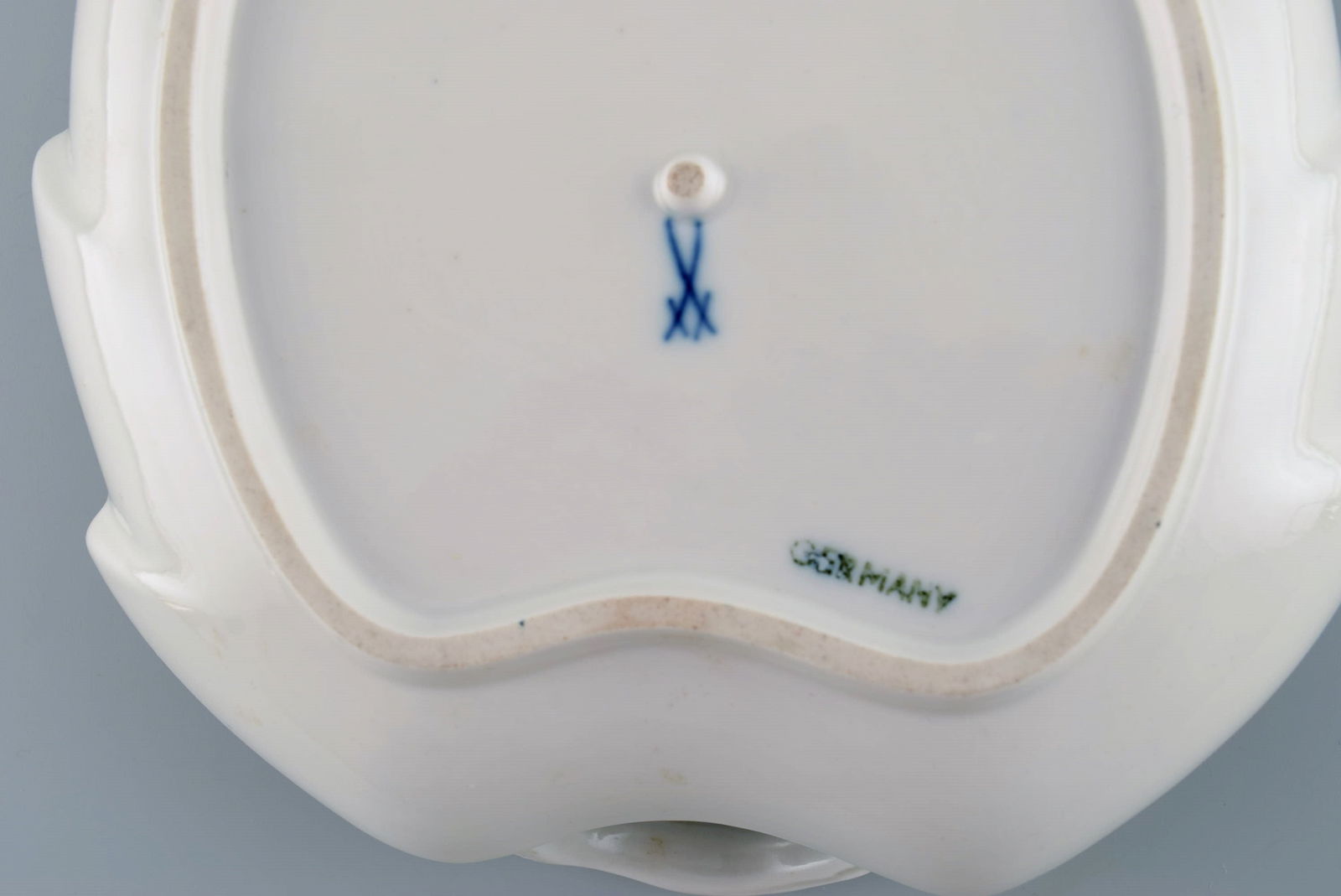 Leaf-shaped Meissen Blue Onion dish in hand-painted porcelain. Early 20th century. - 6