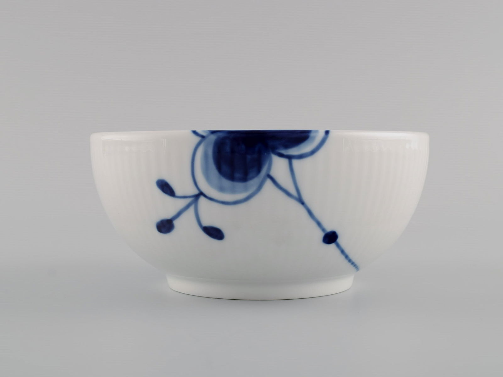 Royal Copenhagen Blue Fluted Mega bowl. 21st Century. Model number 454. - 3