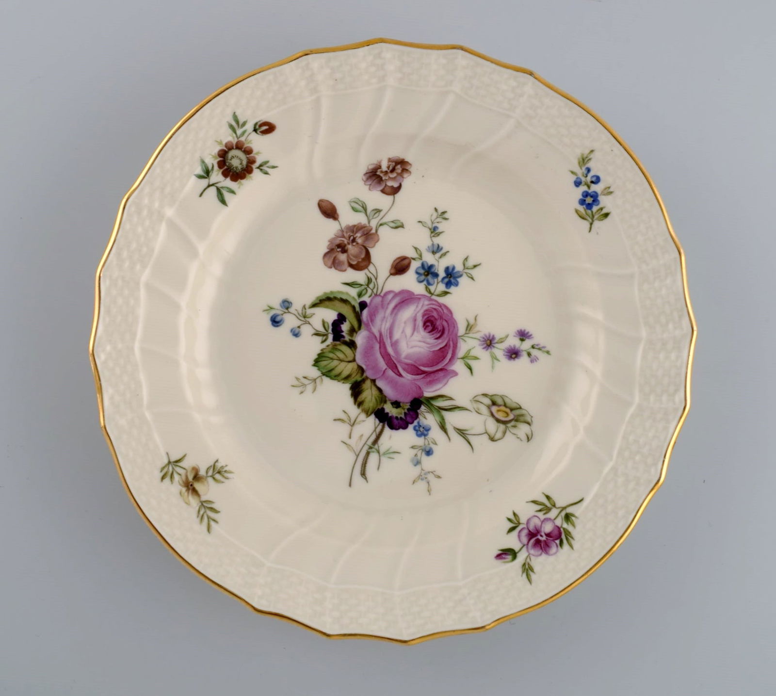 Five Royal Copenhagen Frijsenborg lunch plates in hand-painted porcelain with flowers and gold edge. - 2