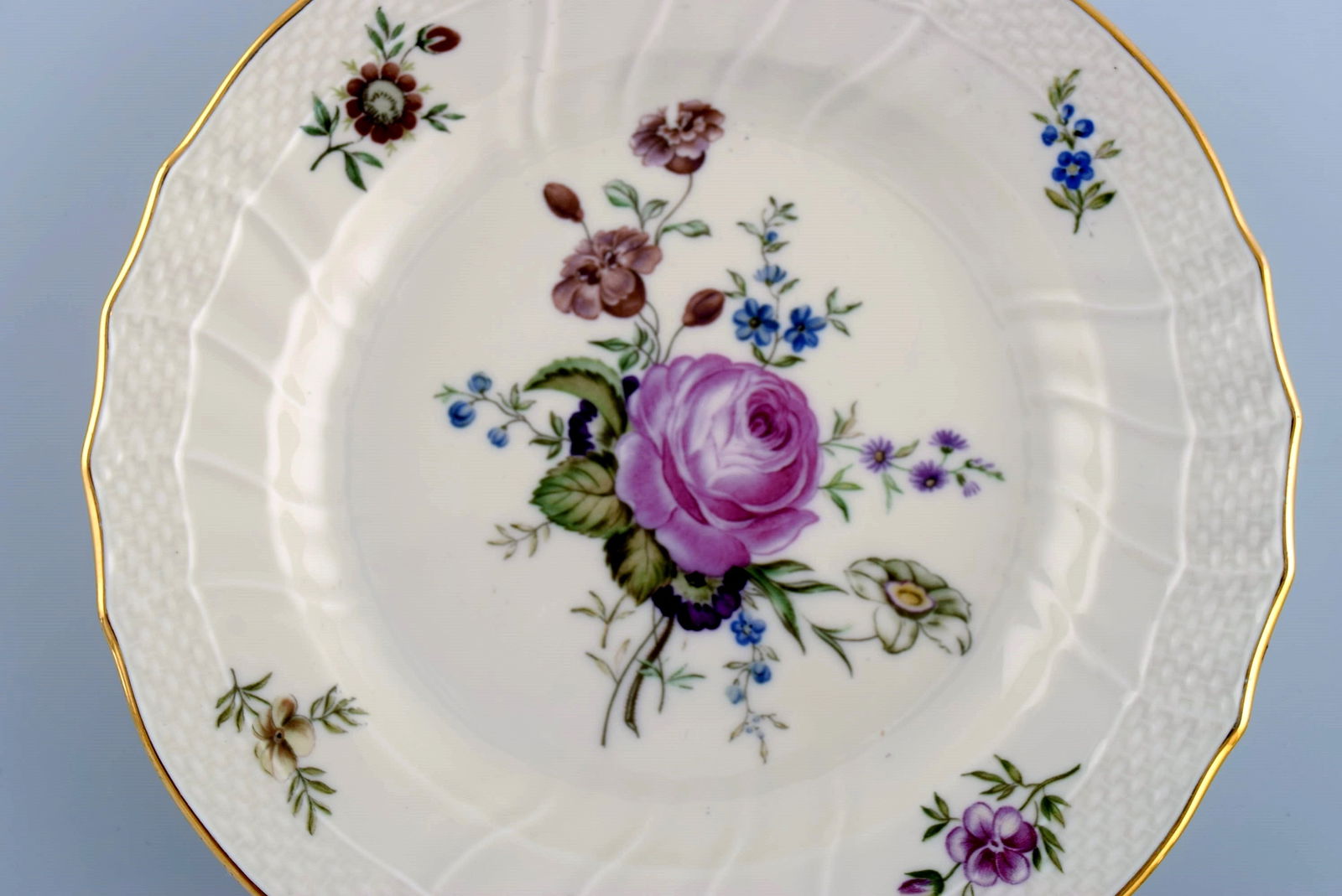 Five Royal Copenhagen Frijsenborg lunch plates in hand-painted porcelain with flowers and gold edge. - 3