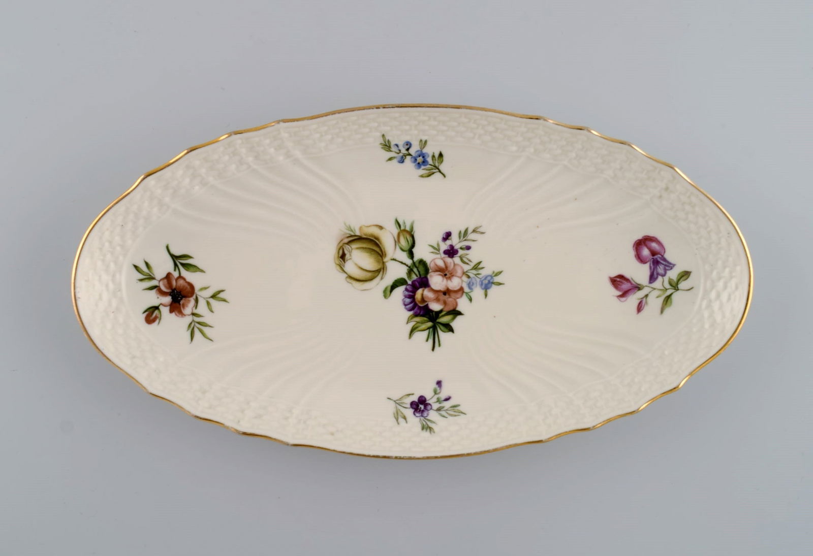 Three Royal Copenhagen Frijsenborg dishes in hand-painted porcelain with flowers and gold edge. - 2