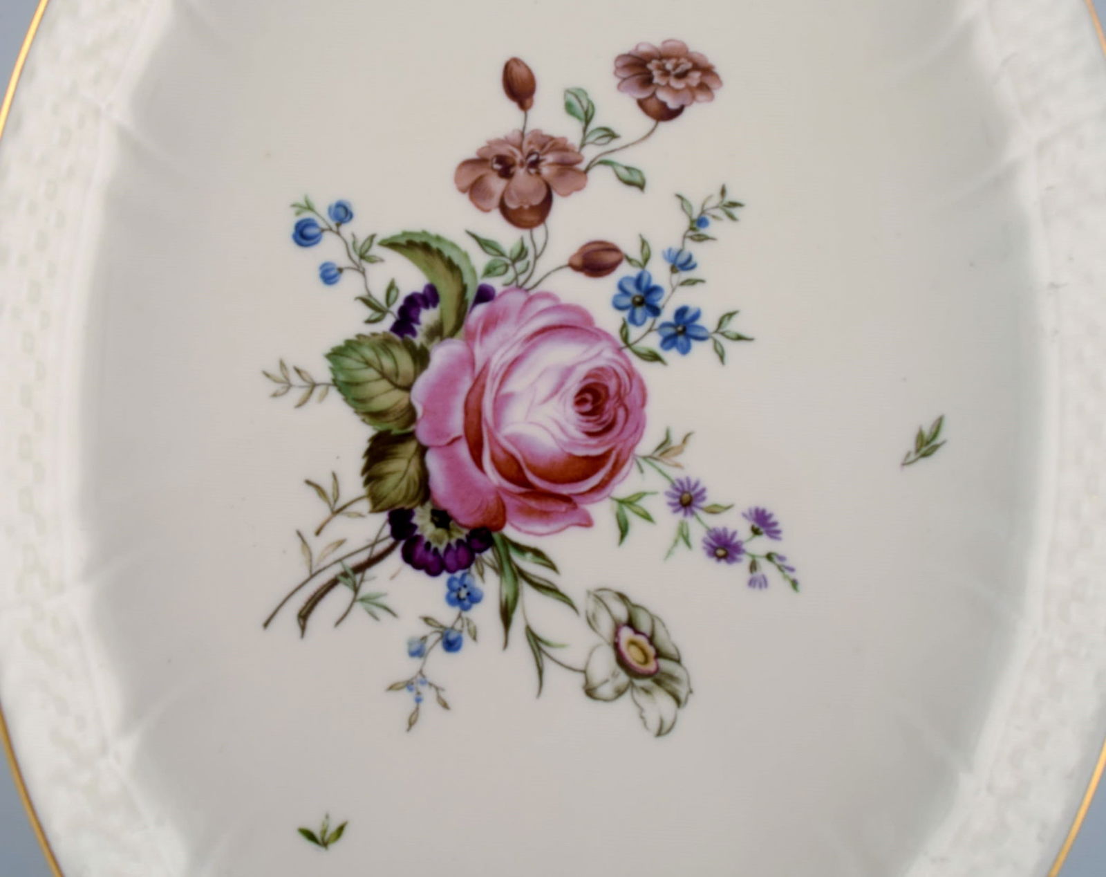 Three Royal Copenhagen Frijsenborg dishes in hand-painted porcelain with flowers and gold edge. - 4
