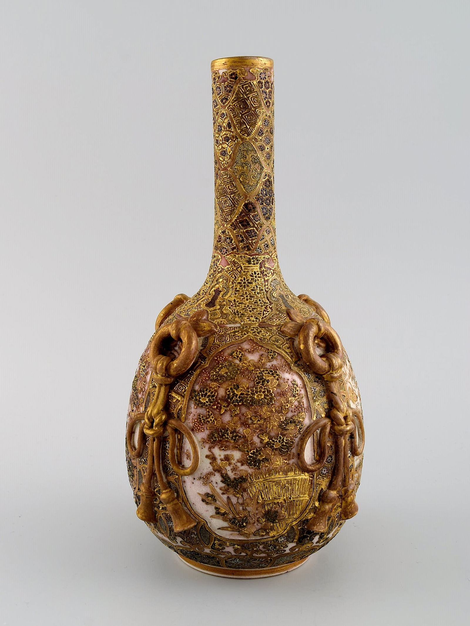 Meiji (1868–1912). Japanese satsuma bottle vase decorated in colors and gold with flowers in - 2